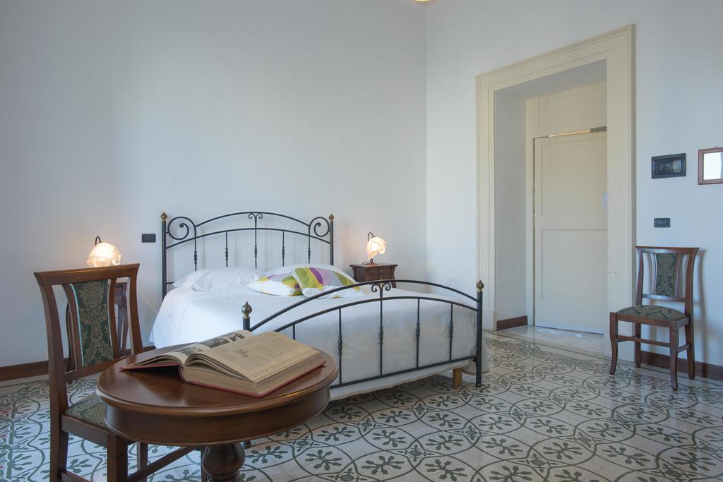 Palazzo Scarciglia - Dimora D'Epoca Bed and Breakfast Minervino di Lecce Pokój zdjęcie